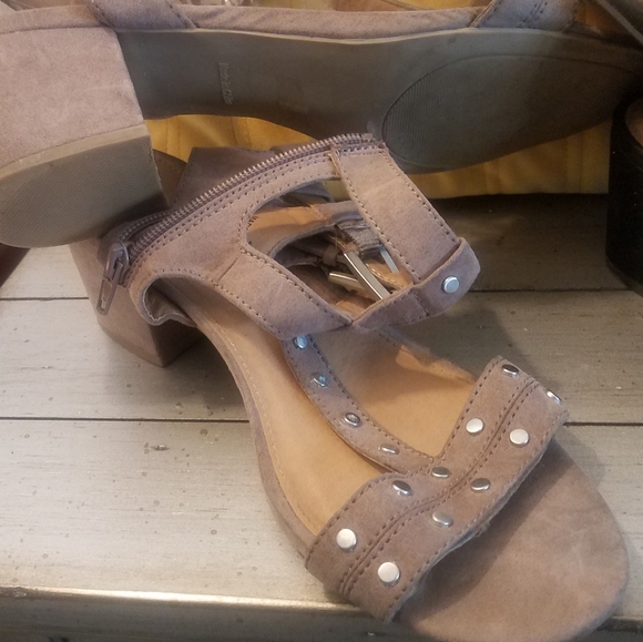 Shoes - Picture 3 of 6